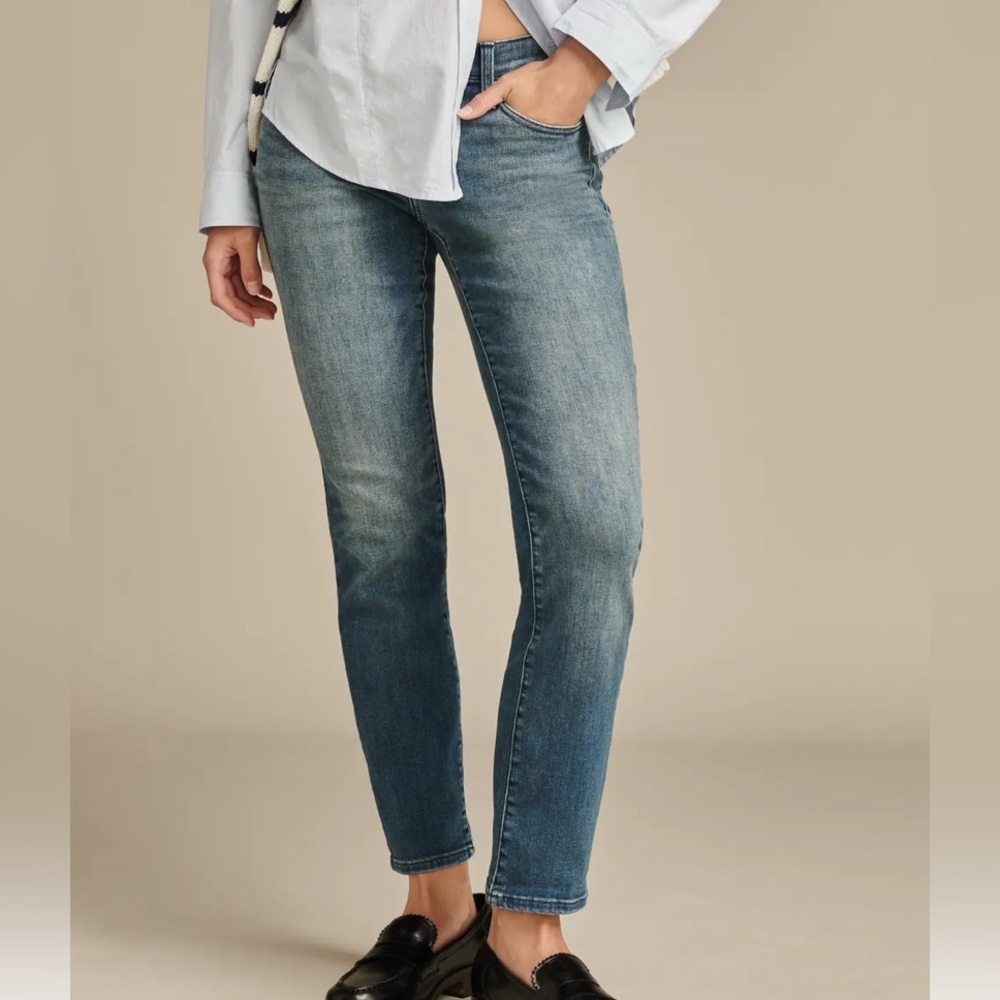 Lucky Brand NEW Sweet Mid Rise Classic Riot Wash Straight Light Blue Denim Jeans